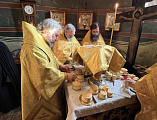 Преосвященнейший епископ Симон совершил Божественную литургию в Троицком соборе Свято-Троицкой Сергиевой Лавры
