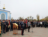 На площади Покровского кафедрального собора города Шахты прошло построение лучшего кадетского корпуса в России по случаю торжественной церемонии присяги и вручения первых погон молодым кадетам