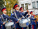 На площади Покровского кафедрального собора города Шахты прошло построение лучшего кадетского корпуса в России по случаю торжественной церемонии присяги и вручения первых погон молодым кадетам