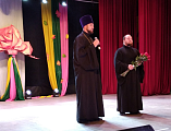 Иерей Леонид Зацепилин и диакон Андрей Яненко от имени Гуковского благочиния поздравили педагогическое сообщество города с профессиональным праздником