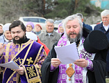 Преосвященнейший епископ Симон совершил «Чин, бываемый при основании церкви и водружении креста» на месте строительства храма великомученика Георгия Победоносца в ст. Обливской
