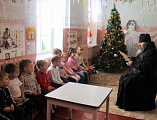 Настоятель Смоленского храма станица Шумилинская иерей Александр Туховский посетил детский сад №9 «рябинушка» с рождественским поздравлением
