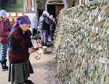 В храме апостола Андрея Первозванного города Миллерово волонтеры плетут маскировочные сети для СВО   