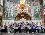 В Покровском кафедральном соборе города Шахты выпускники школ взяли благословение на предстоящие испытания знаний
