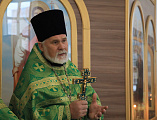 В престольный день Преосвященнейший епископ Симон совершил Божественную литургию в храме благоверного князя Александра Невского г. Шахты и рукоположил монаха Амвросия во иеродиакона