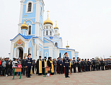 На площади Покровского кафедрального собора города Шахты прошло построение лучшего кадетского корпуса в России по случаю торжественной церемонии присяги и вручения первых погон молодым кадетам