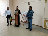 Со Светлым Христовым Воскресением постояльцев реабилитационного центра хут. Маркин поздравили настоятель храма праведного Иосифа Обручника иерей Сергий Болоцков и участник Молодежного совета Шахтинской епархии
