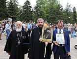 «Бессмертный полк» объединил тысячи шахтинцев. В патриотической акции принял участие епископ Шахтинский и Миллеровский Симон
