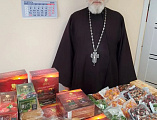 Настоятель Вознесенского храма города Шахты проявил пастырское внимание к постояльцам социального учреждения и оказал им гуманитарную помощь