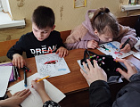 В воскресной школе «Васильки» дети нарисовали рисунки и написали письма военнослужащим