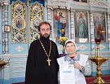 Протоиерей Сергий Яценко вручил благодарственное письмо сестре милосердия за активное участие в мероприятиях, посвященных открытию Года народного творчества в Октябрьском районе