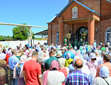 В Троицком храме Каменск-Шахтинского благочиния совершено торжественное богослужение и крестный ход по случаю престольного дня