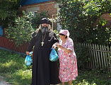 С благотворительной акцией настоятель Смоленской иконы Божией Матери мт. Шумилинской иерей Александр Туховский посетил слободу Верхнемакеевскую