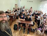 Для 5 и 7 классов школы № 22 города Шахты прошел урок «Разговоры о важном» с настоятелем Покровского собора иереем Александром Теличкиным