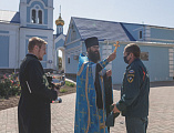 Спасатели и пожарные приняли участие в благодарственном молебне в честь образа Божьей Матери Неопалимая Купина