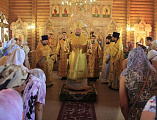 Преосвященнейший епископ Симон возглавил Божественную литургию в храме Всех святых, в земле Русской просиявших, г. Каменск-Шахтинский и вручил Патриаршую награду настоятелю храма