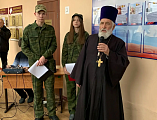 Участие в торжественном открытии в шахтинской школе стенда памяти героя специальной военной операции принял настоятель храма Вознесения Господня