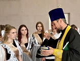 Священник поздравил выпускников школы №49 с последним звонком