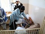 С наступающими Новым годом и Рождеством Христовым Преосвященнейший епископ Симон вместе с главой Администрации г. Шахты А.В. Ковалевым поздравил детей, находящихся на лечении в шахтинской больнице