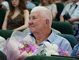 Золотые юбиляры: в РДК п. Каменоломней прошло торжество в честь Дня семьиВ посёлке Каменоломни День семьи, любви и верности отметили большой концертной программой «Ромашковая Русь». Уютный зал РДК объединил супружеские пары, чей семейный стаж исчисляется 
