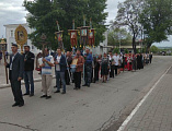 Прихожане храма Архистратига Михаила и иерей Роман в День Победы совершили крестный ход