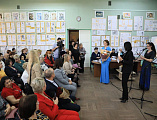 От Шахтинской епархии настоятель Покровского кафедрального собора г. Шахты иерей Александр Теличкин поздравил со 120-летним юбилеем центральную городскую библиотеку имени А.С. Пушкина