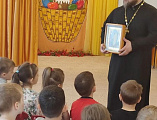 Священник провел пасхальную встречу с воспитанниками детского сада № 12