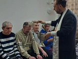 Священник освятил воду в доме престарелых посёлка Садовый