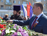 9 мая протоиерей Сергий Яценко возложил цветы к монументу памяти воинов Великой Отечественной войны