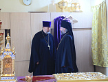 Преосвященнейший епископ Симон совершил Божественную литургию и панихиду в храме великомученика Пантелеимона пос. Глубокий