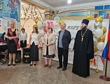 «Ничего не бояться»: священник из Шахт напутствовал выпускников школы №23 на торжественной линейке