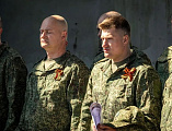 Настоятель храма преподобномученицы Елисаветы помолился с военнослужащими в День Победы