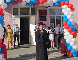 Настоятель Никольского храма города Шахты поздравил учеников городской школы с Днём знаний
