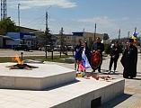 В Миллерово представители власти, молодежи, общественности и духовенства возложили венки к памятникам и мемориалам