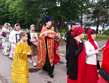 Прихожане храма Архистратига Михаила и иерей Роман в День Победы совершили крестный ход