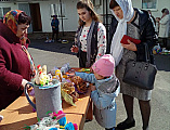 Воспитанники воскресной школы «Азы Православия» Донецкого Успенского Архиерейского подворья подготовили для прихожан храма праздничное мероприятие и пасхальную ярмарку