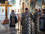 Епископ Симон совершил утреню Великой Пятницы с чтением двенадцати Страстных Евангелий