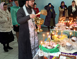 Благочинный приходов Кашарского округа иерей Георгий Грошев совершил объезд вверенного ему благочиния, совершив освящение пасхальных приношений