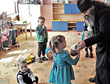 Настоятель храма в честь иконы Божией Матери Смоленской Одигитрии ст. Шумилинской иерей Александр Туховский посетил детский сад хутора Новониколаевского с пасхальной благотворительной акцией