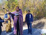 В г. Новошахтинске совершено освещение двух поклонных крестов, поставленных на братских могилах погибших солдат и мирных жителей