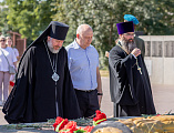 В день Воздушно-десантных войск Преосвященнейший епископ Симон возложил цветы к мемориалу в Александровском парке города Шахты