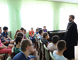 Тематическую встречу в шахтинском детском реабилитационном центре «Добродея» провели протоиерей Сергий Яценко и участники Молодежного совета епархии