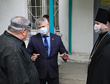 Преосвященнейший епископ Симон и председатель Общественного совета Главка Донской полиции ко Дню медицинского работника поздравили врачей ковид-госпиталей кафедрального города Шахты