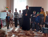 Постояльцев пансионата для пожилых людей п. Каменоломни поздравили с великим праздником Покрова Богородицы