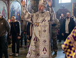 В Неделю Крестопоклонную епископ Симон совершил Литургию и чин присоединению к Православию в Покровском храме города Шахты
