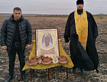 Протиерей Роман Амплеев совершил молебен перед иконой Спорительница хлебов и совершил чин освещения полей местных фермеров