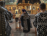 Епископ Симон совершил утреню Великой пятницы с чтением двенадцати Страстных Евангелий