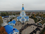 На площади Покровского кафедрального собора города Шахты прошло построение лучшего кадетского корпуса в России по случаю торжественной церемонии присяги и вручения первых погон молодым кадетам