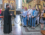 В Покровском кафедральном соборе г. Шахты состоялась встреча выпускников школ города с настоятелем храма и благочинным Александровск-Грушевского округа