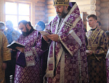 В день особого поминовения усопших епископ Симон совершил Божественную литургию и панихиду в храме в честь Всех святых, в земле Русской просиявших, г. Каменск-Шахтинский